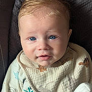 Sacha participe au concours pour gagner de l'argent avec cette photo : baby, infant, blue_eyes, blond_hair, bib, cute, plush_toy, portrait, close_up, child, young, sitting, soft_lighting, indoor, expression, face, clothing, texture, background, adorable