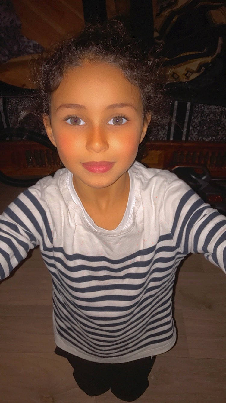 Lins participe au concours pour gagner de l'argent avec cette photo : beauty, black, black_hair, cheek, eye, eyebrow, eyelash, face, flash_photography, forehead, gesture, hairstyle, head, jaw, joy, lip, neck, nose, organ, person