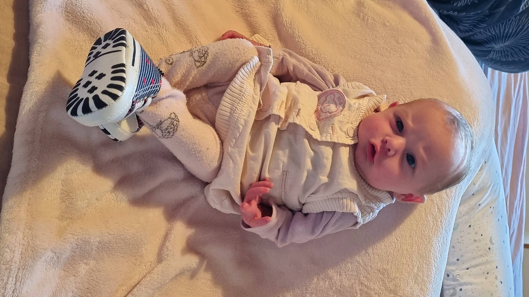 Gladys a rejoint le concours — aidez-le/la à gagner de superbes lots ! arm, baby, baby_sleeping, baby_toddler_clothing, cheek, comfort, face, finger, hand, headgear, human_body, leg, linens, nail, nose, person, product, skin, toddler, vertebrate