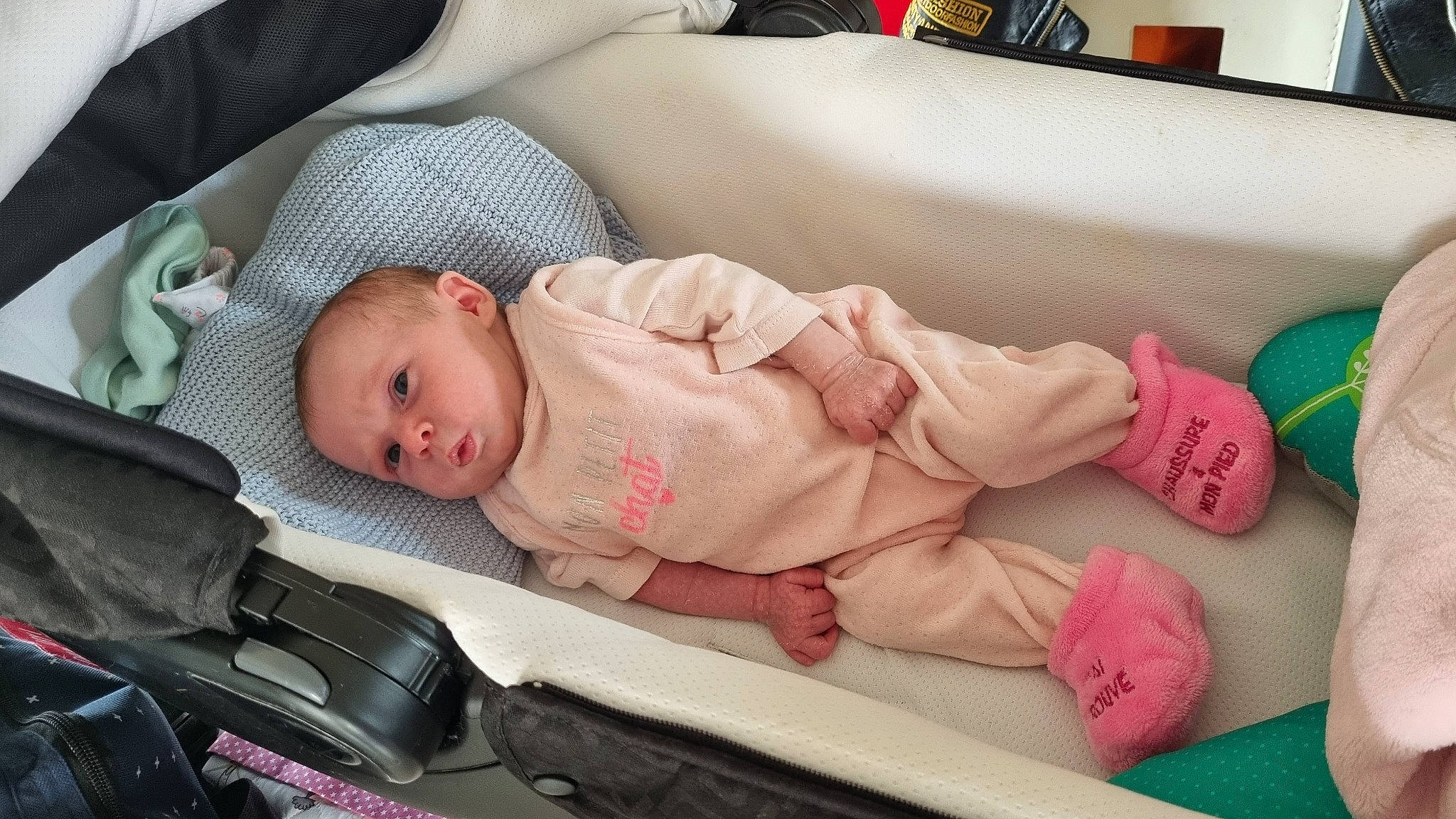 Gladys a rejoint le concours — aidez-le/la à gagner de superbes lots ! baby, baby_carriage, baby_products, baby_safety, baby_toddler_clothing, cheek, child, comfort, linens, person, room, sitting, skin, toddler, wood