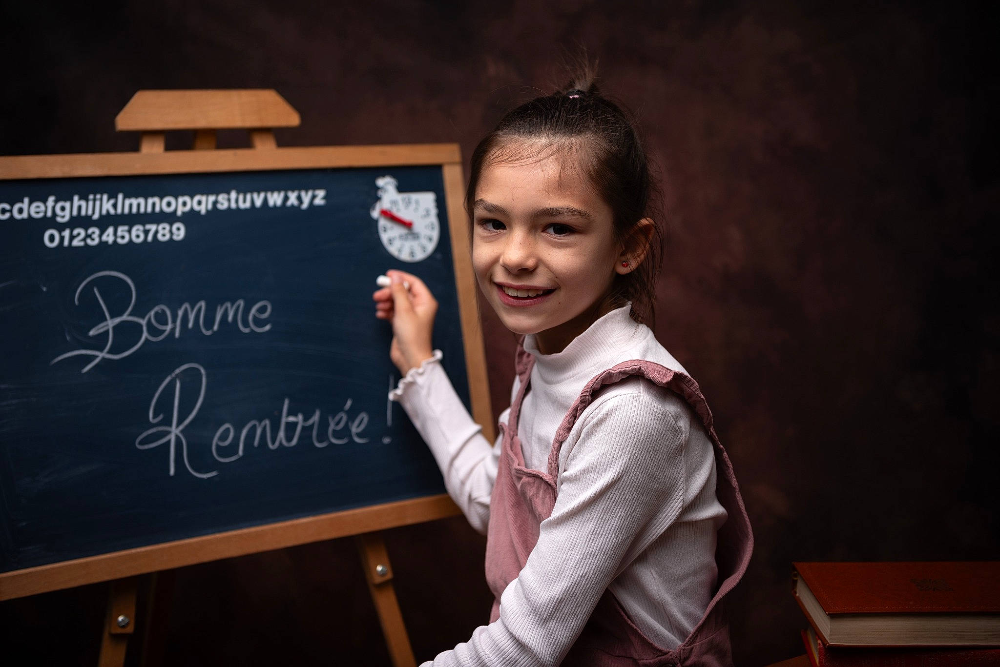Julianne participe au concours pour gagner de l'argent avec cette photo : blackboard, chalk, class, education, event, flash_photography, font, fun, gesture, handwriting, happy, jewellery, job, joy, person, room, slate, smile, teacher, uniform