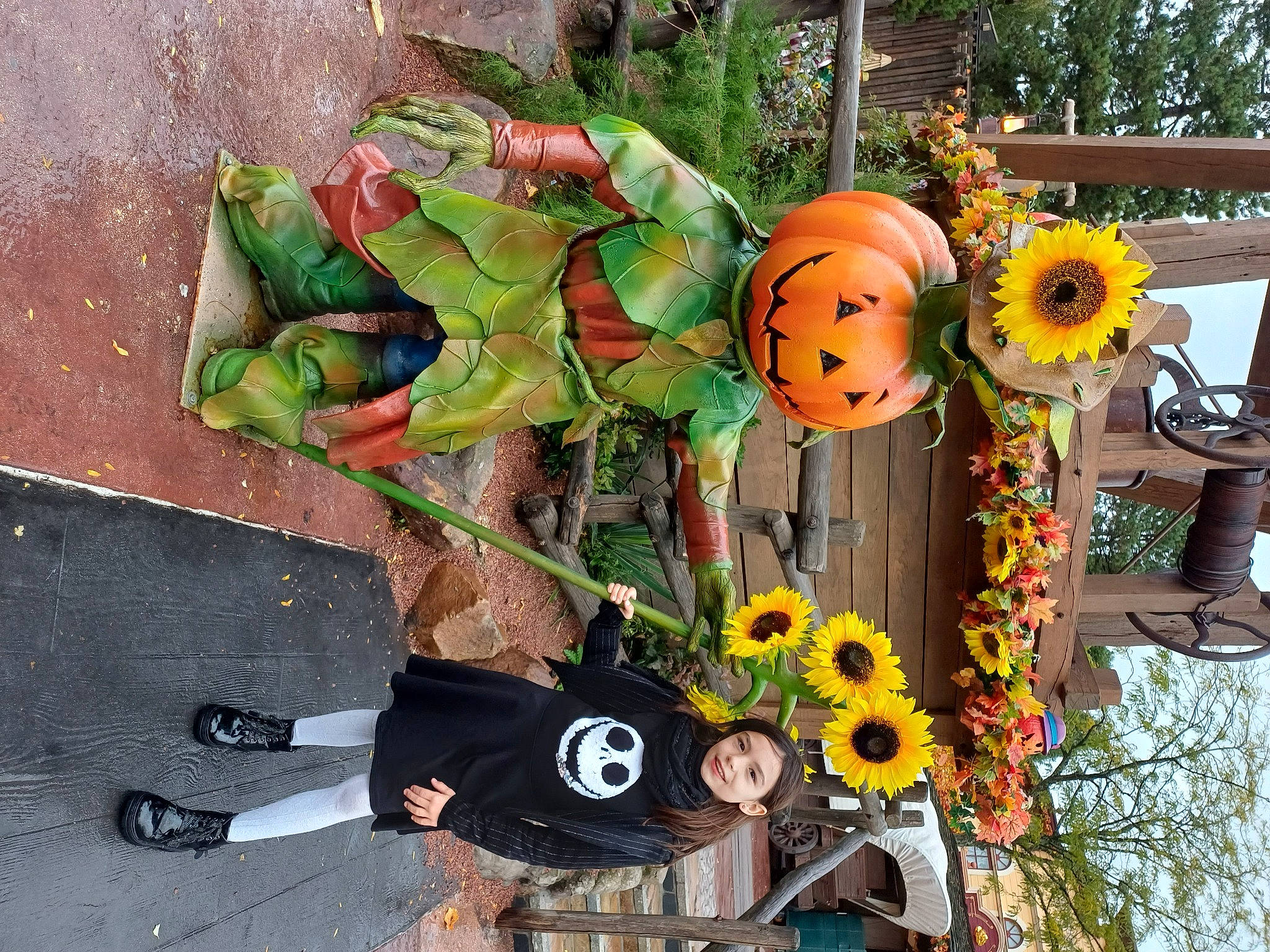 Julianne participe au concours pour gagner de l'argent avec cette photo : art, auto_part, automotive_wheel_system, cut_flowers, event, festival, floral_design, floristry, flower, flower_arranging, fun, grass, hat, headgear, joy, person, plant, plant_stem, pole, public_event