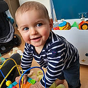 Antonin a rejoint le concours — aidez-le/la à gagner de superbes lots ! baby, babycrawling, bodypart, computerhardware, crawling, electronics, face, finger, hand, happy, hardware, head, indoors, monitor, person, photography, playarea, portrait, screen, smile