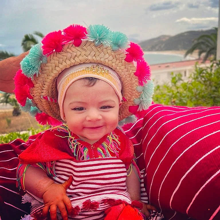 Maryam a rejoint le concours — aidez-le/la à gagner de superbes lots ! baby_toddler_clothing, cap, cool, costume_hat, face, fun, grass, happy, headgear, headwear, joy, leisure, magenta, people_in_nature, person, pink, plant, red, smile, textile