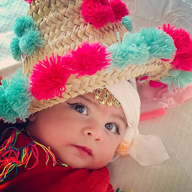 Maryam a rejoint le concours — aidez-le/la à gagner de superbes lots ! animal_product, blue, cap, costume_hat, fashion_design, feather, fur, green, hair_accessory, happy, headgear, headpiece, headwear, knit_cap, magenta, natural_material, outerwear, person, pink, plant