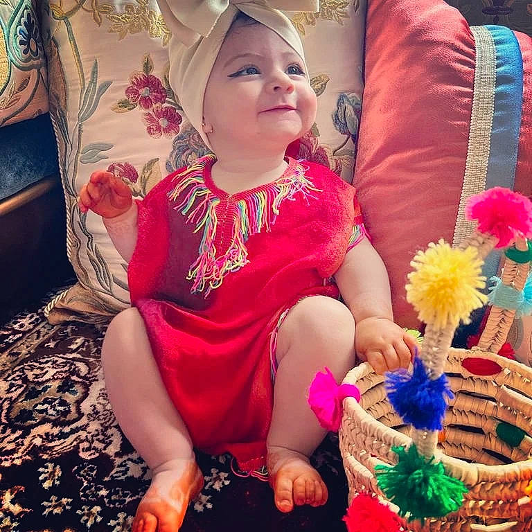 Maryam a rejoint le concours — aidez-le/la à gagner de superbes lots ! baby_toddler_clothing, child, cool, dress, facial_expression, hand, happy, head, headgear, headwear, human, human_body, leg, morning, organ, person, pink, smile, summer, textile