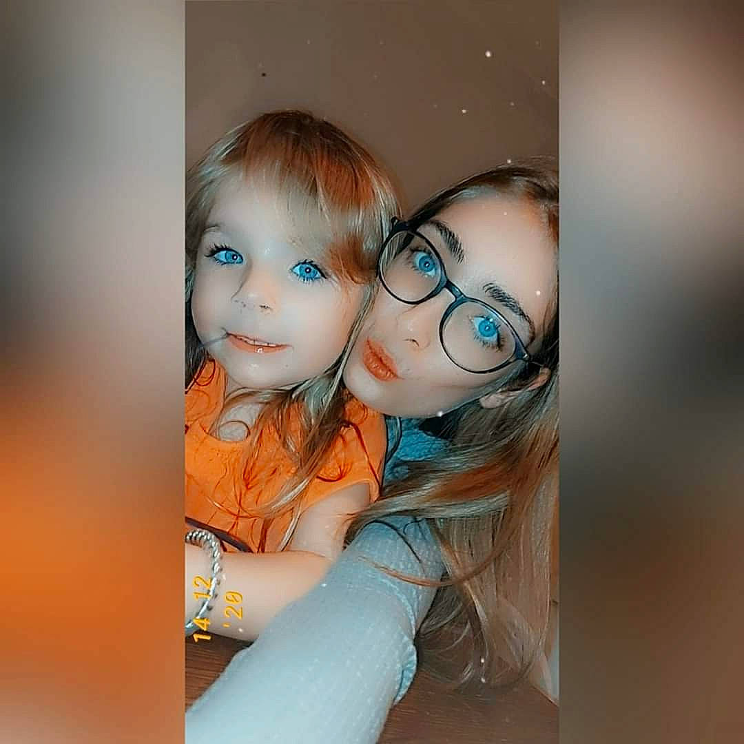 Laora a rejoint le concours — aidez-le/la à gagner de superbes lots ! bangs, blond, bracelet, child_model, colorfulness, cool, facial_expression, flash_photography, interaction, iris, love, person, portrait_photography, selfie, space