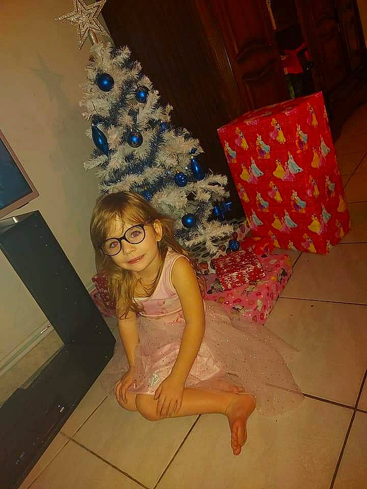 Laora participe au concours pour gagner de l'argent avec cette photo : ankle, barefoot, chest, christmas, christmas_decoration, christmas_eve, christmas_ornament, christmas_tree, floor, flooring, foot, gift_wrapping, holiday, holiday_ornament, home_accessories, human_leg, interior_design, joy, ornament, person