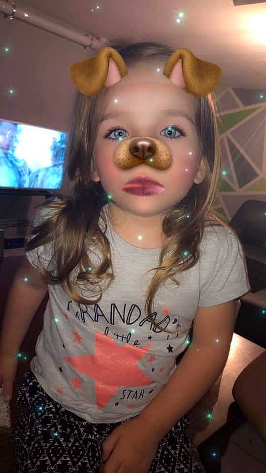 Laora a rejoint le concours — aidez-le/la à gagner de superbes lots ! cable_television, display_device, fawn, flat_panel_display, iris, lcd_tv, led_backlit_lcd_display, multimedia, person, suidae, television, television_set, throat