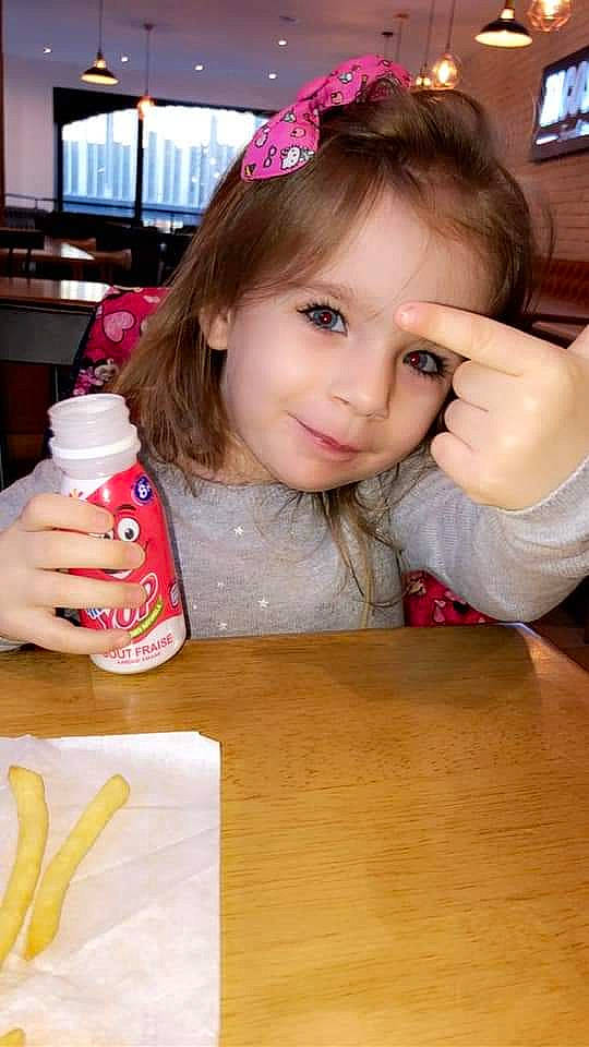 Laora a rejoint le concours — aidez-le/la à gagner de superbes lots ! bottle, brown_hair, carbonated_soft_drinks, drink, drinkware, finger, french_fries, fried_food, hair_accessory, hand, headband, headpiece, nail, person, picture_frame, plastic_bottle, side_dish, television, thumb, toddler