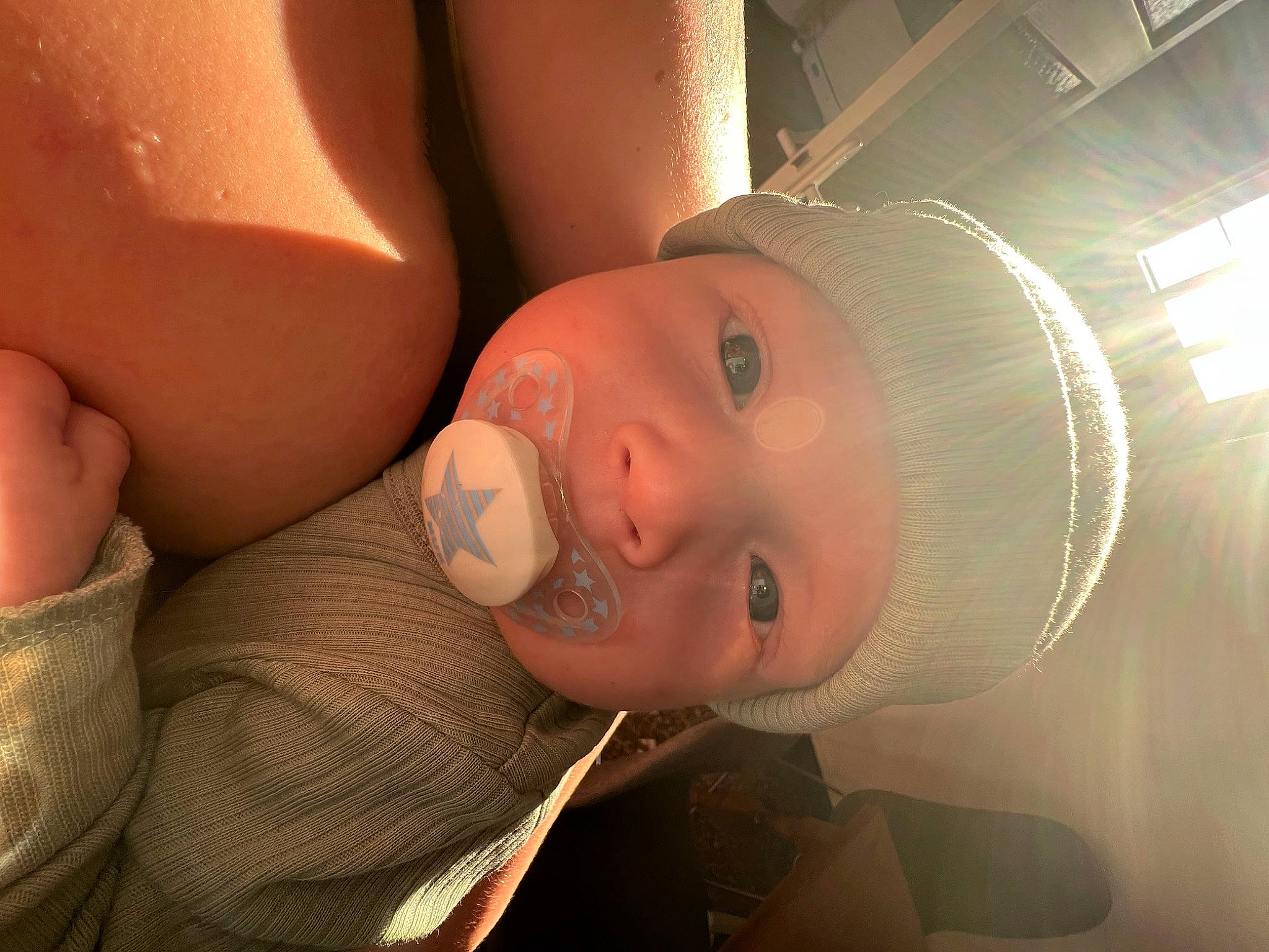 Aïden a rejoint le concours — aidez-le/la à gagner de superbes lots ! black_hair, cheek, chest, ear, elbow, eye, eyebrow, eyelash, flash_photography, fun, happy, head, headwear, human_body, jaw, lip, mouth, neck, nose, person