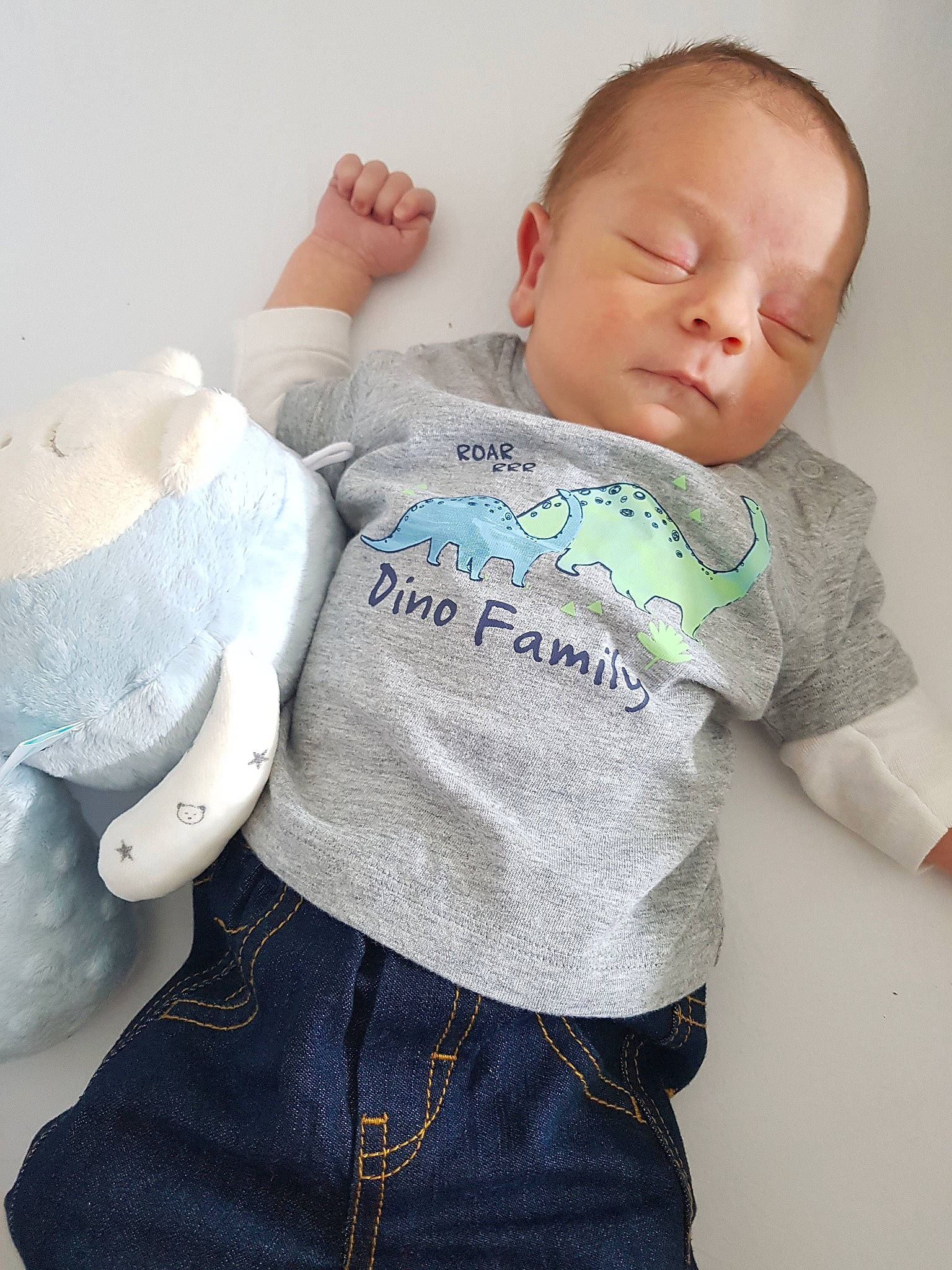 Keylian a rejoint le concours — aidez-le/la à gagner de superbes lots ! abdomen, arm, baby, baby_products, baby_toddler_clothing, cheek, child, finger, jeans, joint, person, product, sitting, sleeve, t_shirt, toddler, trunk