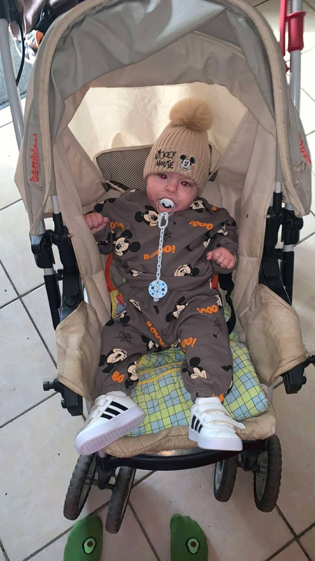 Manoë a rejoint le concours — aidez-le/la à gagner de superbes lots ! baby_carriage, baby_products, bag, boot, costume, event, fun, headwear, pattern, person, personal_protective_equipment, plaid, recreation, sitting, sunglasses, tartan, tent, tire, uniform, wheel