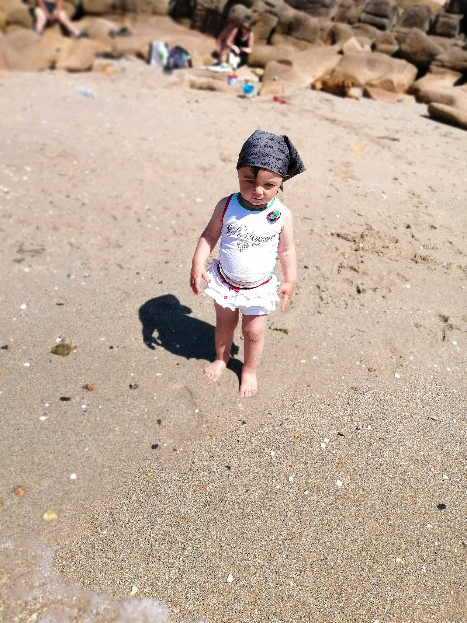Djena a rejoint le concours — aidez-le/la à gagner de superbes lots ! beach, child, fun, headwear, person, play, sand, smile, soil, summer, toddler, vacation