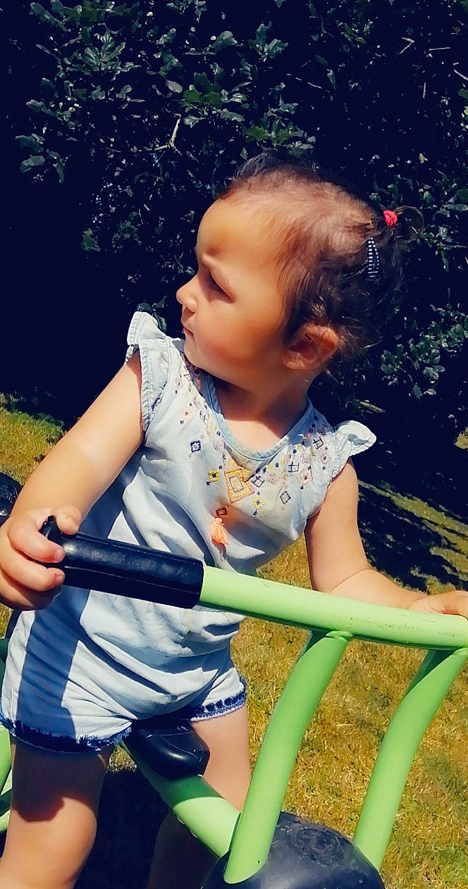 Djena participe au concours pour gagner de l'argent avec cette photo : arm, baby, child, child_model, fun, happy, leg, leisure, person, plant, play, playground, recreation, sitting, skin, summer, sunlight, toddler