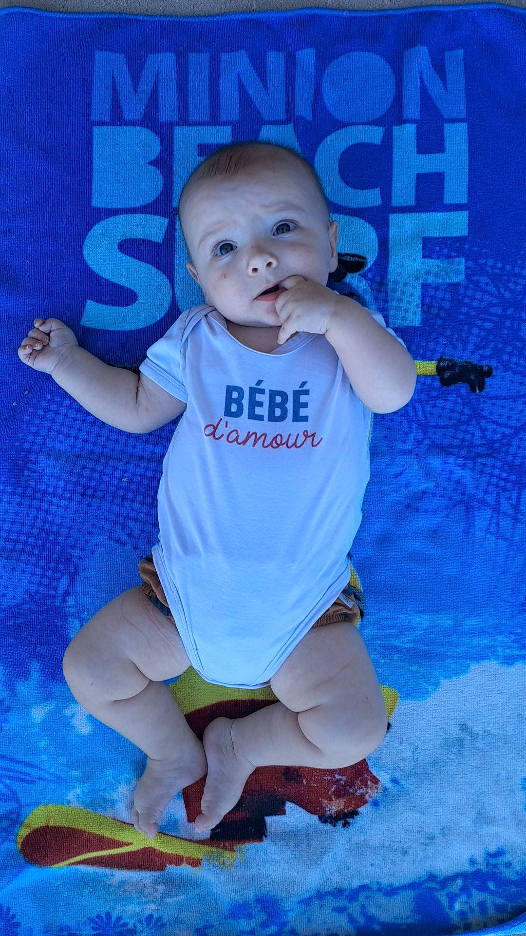 Elio participe au concours pour gagner de l'argent avec cette photo : arm, baby, baby_toddler_clothing, blue, child, cool, electric_blue, finger, fun, gesture, hand, happy, people_in_nature, person, pink, product, sleeve, standing, t_shirt, toddler