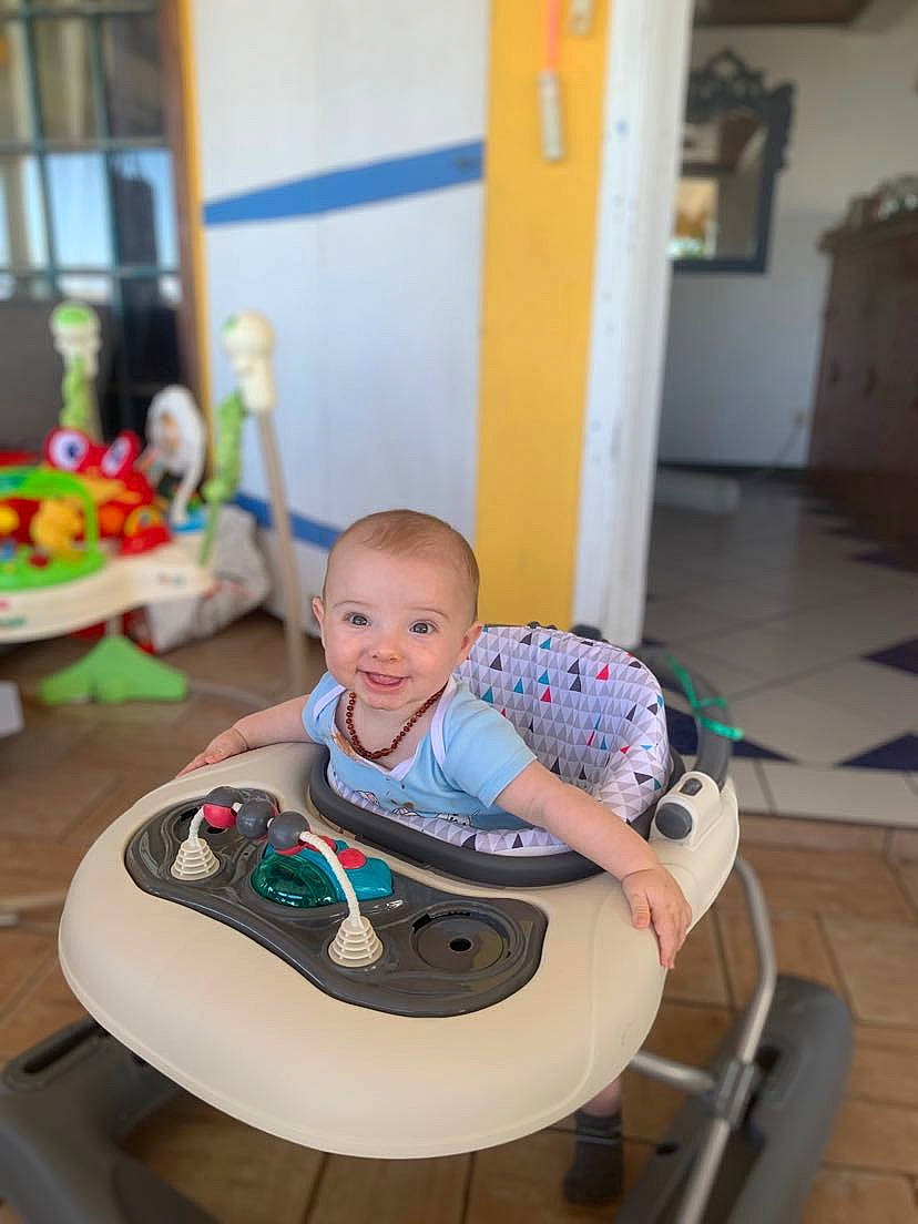 Elio a rejoint le concours — aidez-le/la à gagner de superbes lots ! audio_equipment, automotive_design, baby, baby_playing_with_toys, baby_products, child, comfort, flooring, fun, happy, joy, leisure, machine, person, recreation, riding_toy, room, sitting, smile, toddler