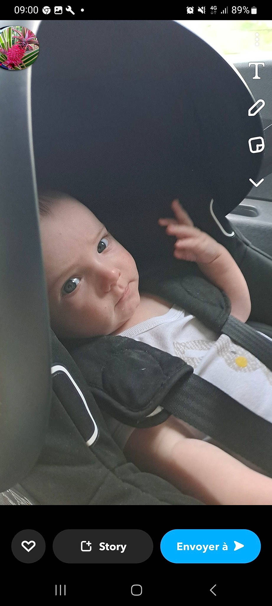 Elio a rejoint le concours — aidez-le/la à gagner de superbes lots ! auto_part, automotive_design, automotive_exterior, baby, car_seat, child, comfort, elbow, family_car, finger, flash_photography, gesture, head_restraint, person, personal_luxury_car, sitting, steering_wheel, toddler, vehicle_door, window