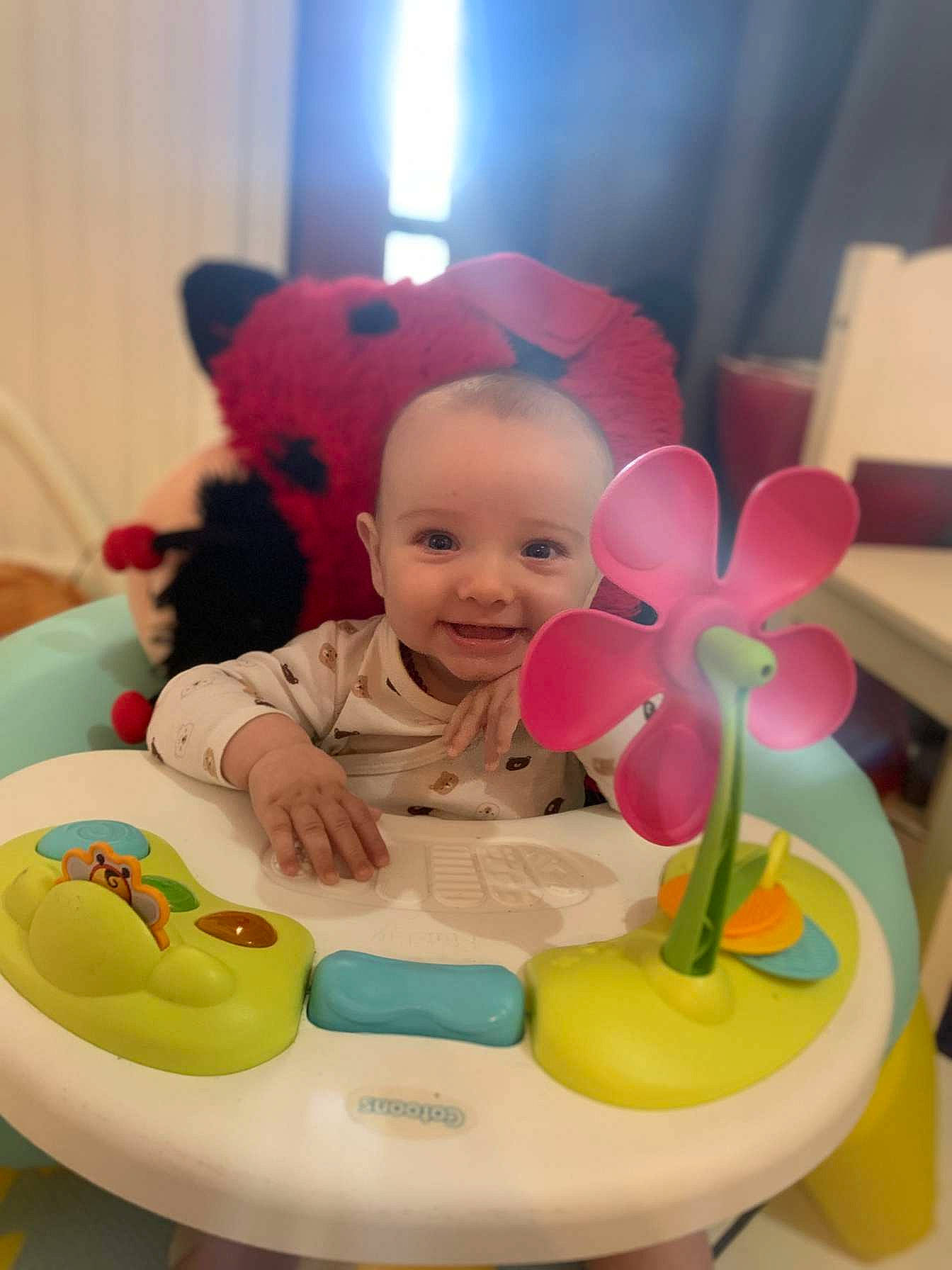 Elio a rejoint le concours — aidez-le/la à gagner de superbes lots ! baby, baby_playing_with_toys, baby_products, baby_toddler_clothing, baby_toys, child, event, fun, happy, joy, leisure, party, person, play, riding_toy, room, sitting, smile, stuffed_toy, toddler