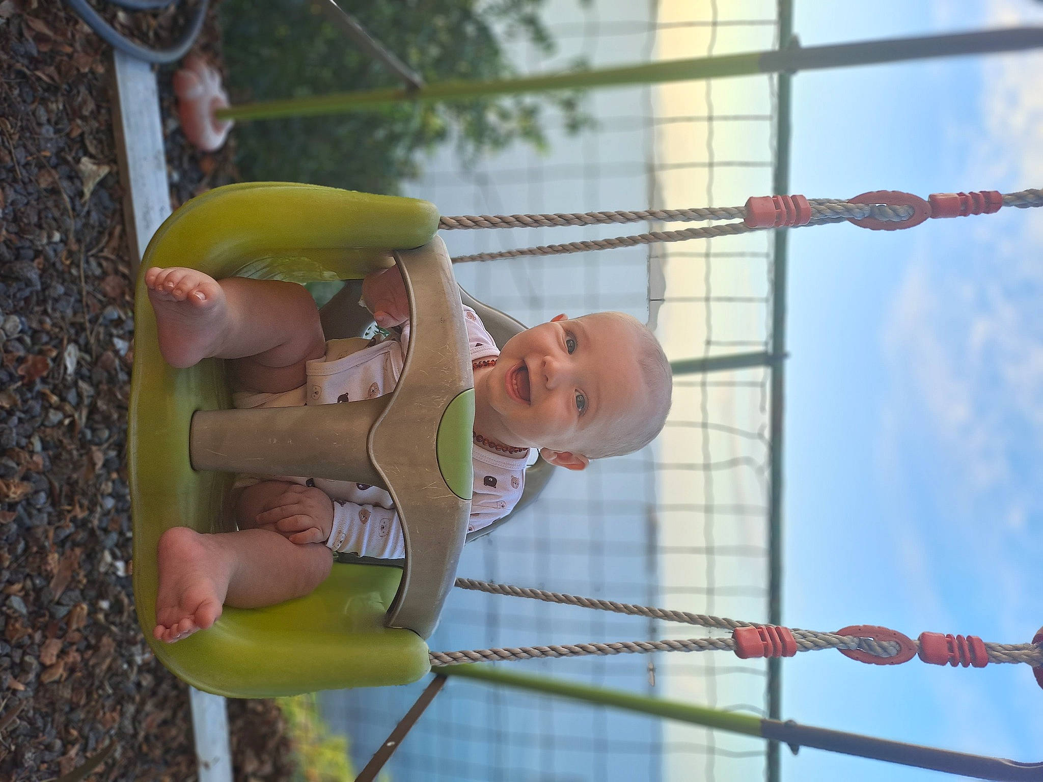 Elio a rejoint le concours — aidez-le/la à gagner de superbes lots ! baby, child, city, cloud, fun, happy, joy, leisure, outdoor_play_equipment, person, plant, play, playground, recreation, rope, sky, smile, swing, t_shirt, toddler