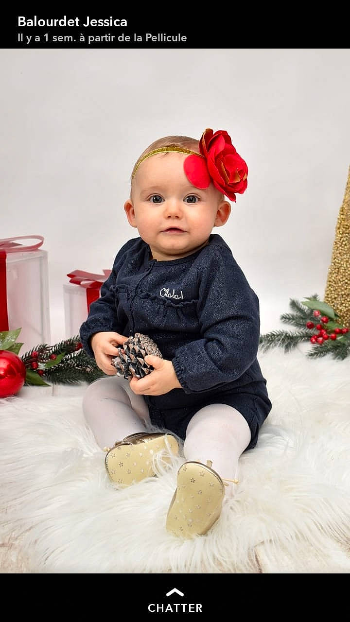 Leina a rejoint le concours — aidez-le/la à gagner de superbes lots ! child, girl, hair_accessory, happiness, headgear, infant, outerwear, person, product, sitting, smile, toddler