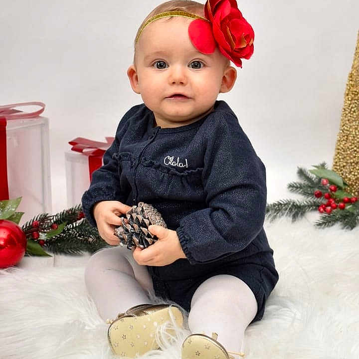 Leina a rejoint le concours — aidez-le/la à gagner de superbes lots ! child, girl, hair_accessory, happiness, headgear, infant, outerwear, person, product, sitting, smile, toddler
