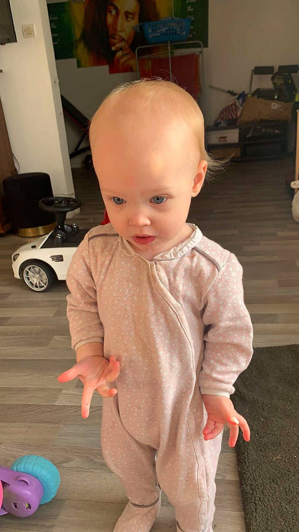 Kylee a rejoint le concours — aidez-le/la à gagner de superbes lots ! baby, baby_products, baby_toddler_clothing, cheek, child, floor, flooring, formal_wear, fun, fur, nose, person, sitting, skin, sleeve, standing, tire, toddler, toy, wheel