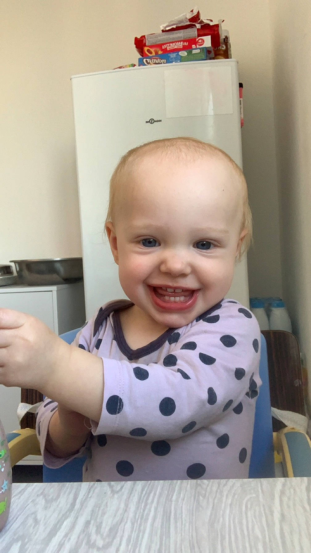 Kylee a rejoint le concours — aidez-le/la à gagner de superbes lots ! art, baby, baby_laughing, baby_products, baby_toddler_clothing, bottle, cheek, child, cooking, happy, joy, kitchen_appliance, pattern, person, refrigerator, room, sitting, sleeve, smile, t_shirt