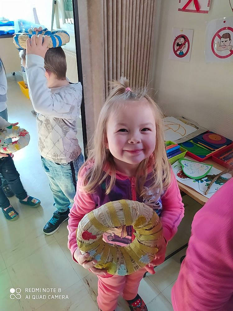Sharon participe au concours pour gagner de l'argent avec cette photo : baby_toddler_clothing, blond, child, curtain, human, jeans, joy, person, pink, sweater, toddler, wall_clock