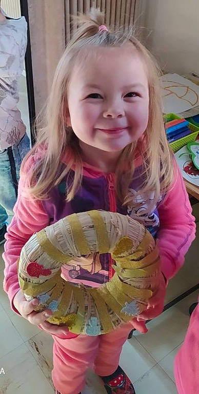 Sharon a rejoint le concours — aidez-le/la à gagner de superbes lots ! baby, baby_toddler_clothing, blond, child, craft, facial_expression, happy, iris, joy, laugh, mouth, paper, person, pink, smile, toddler, tooth