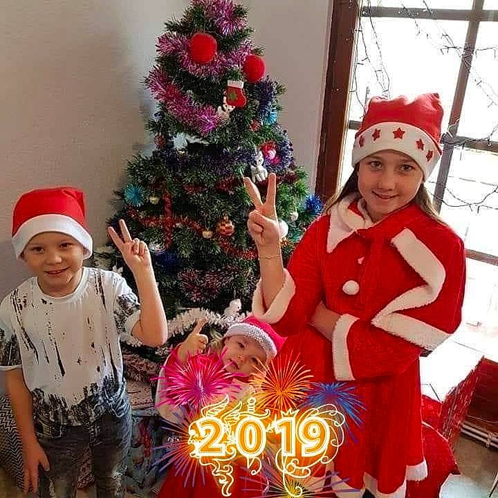 Sharon participe au concours pour gagner de l'argent avec cette photo : christmas, christmas_decoration, christmas_ornament, christmas_tree, decor, event, headwear, holiday, joy, person, tradition