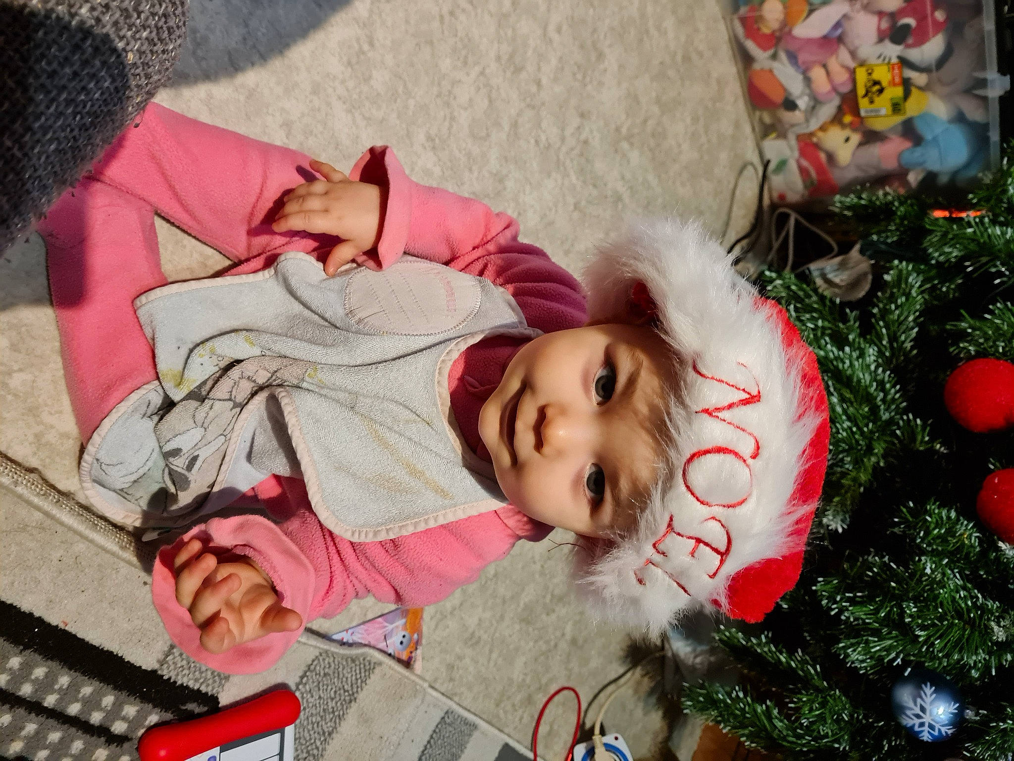 Johanna a rejoint le concours — aidez-le/la à gagner de superbes lots ! baby, baby_toddler_clothing, christmas, christmas_decoration, christmas_eve, christmas_ornament, christmas_tree, conifer, curious, fir, headwear, holiday, holiday_ornament, input_device, ornament, person, pine_family, pink, toddler, toy