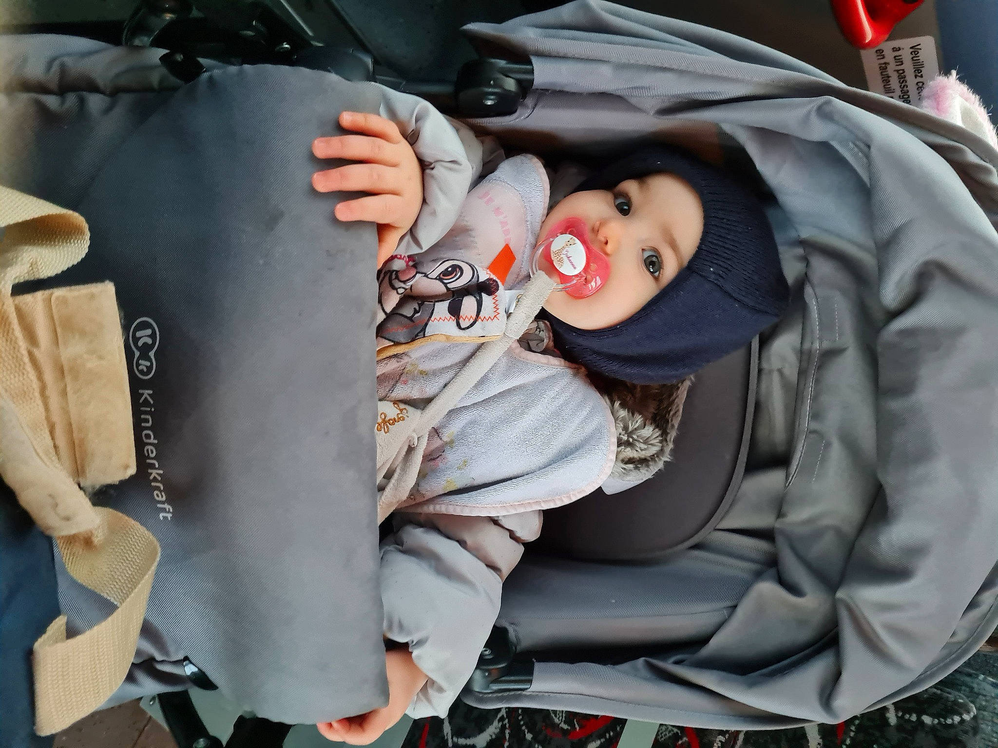 Johanna a rejoint le concours — aidez-le/la à gagner de superbes lots ! bag, camouflage, car_seat, car_seat_cover, comfort, glove, head_restraint, headwear, hood, leather, parka, person, shoulder_bag