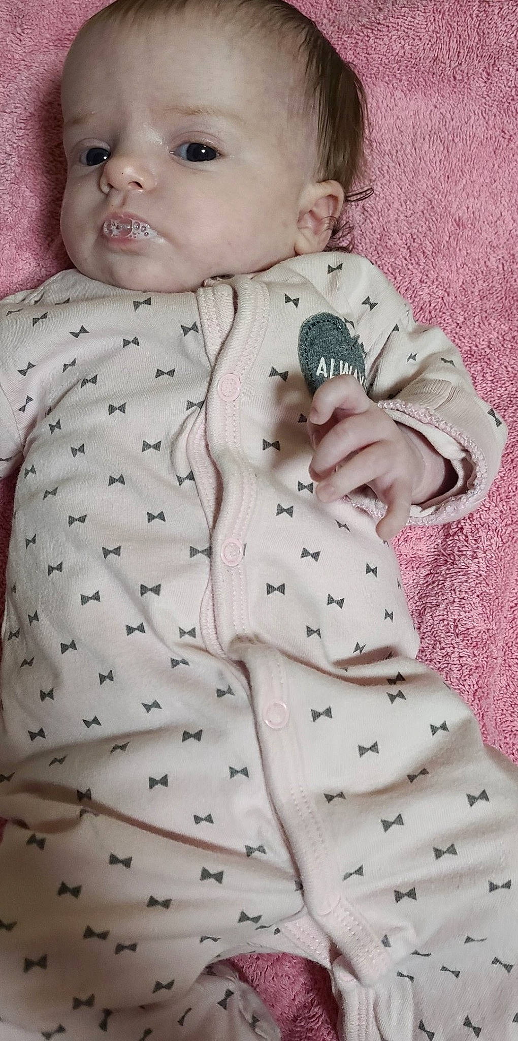 élise a rejoint le concours — aidez-le/la à gagner de superbes lots ! arm, baby, baby_toddler_clothing, collar, finger, gesture, hairstyle, joint, lip, neck, one_piece_garment, outerwear, pattern, person, pink, product, skin, sleeve, textile, toddler