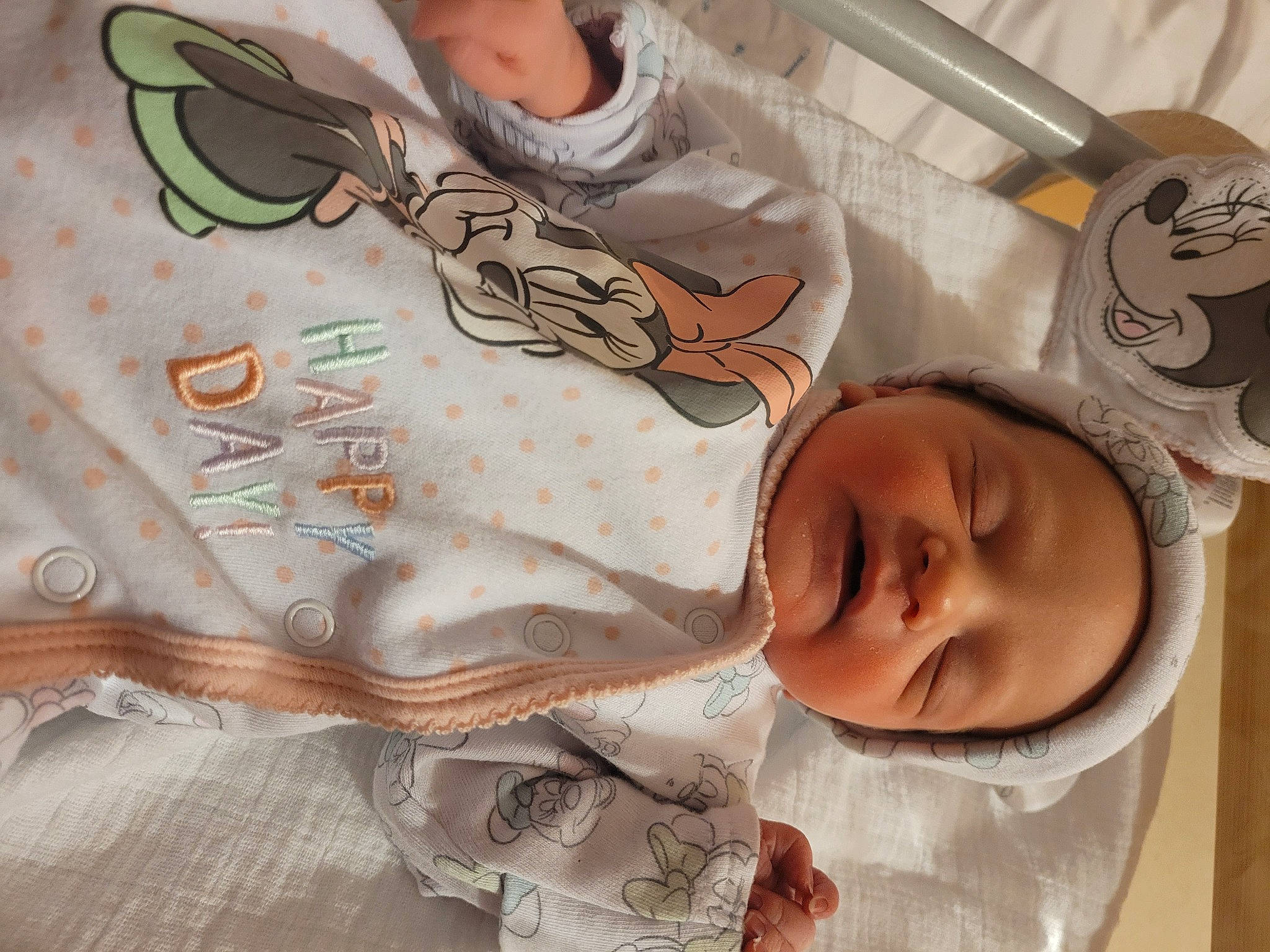 élise a rejoint le concours — aidez-le/la à gagner de superbes lots ! baby, baby_products, baby_safety, baby_sleeping, baby_toddler_clothing, bed, cheek, child, comfort, ear, eyebrow, eyelash, finger, headwear, linens, pattern, person, room, skin, textile