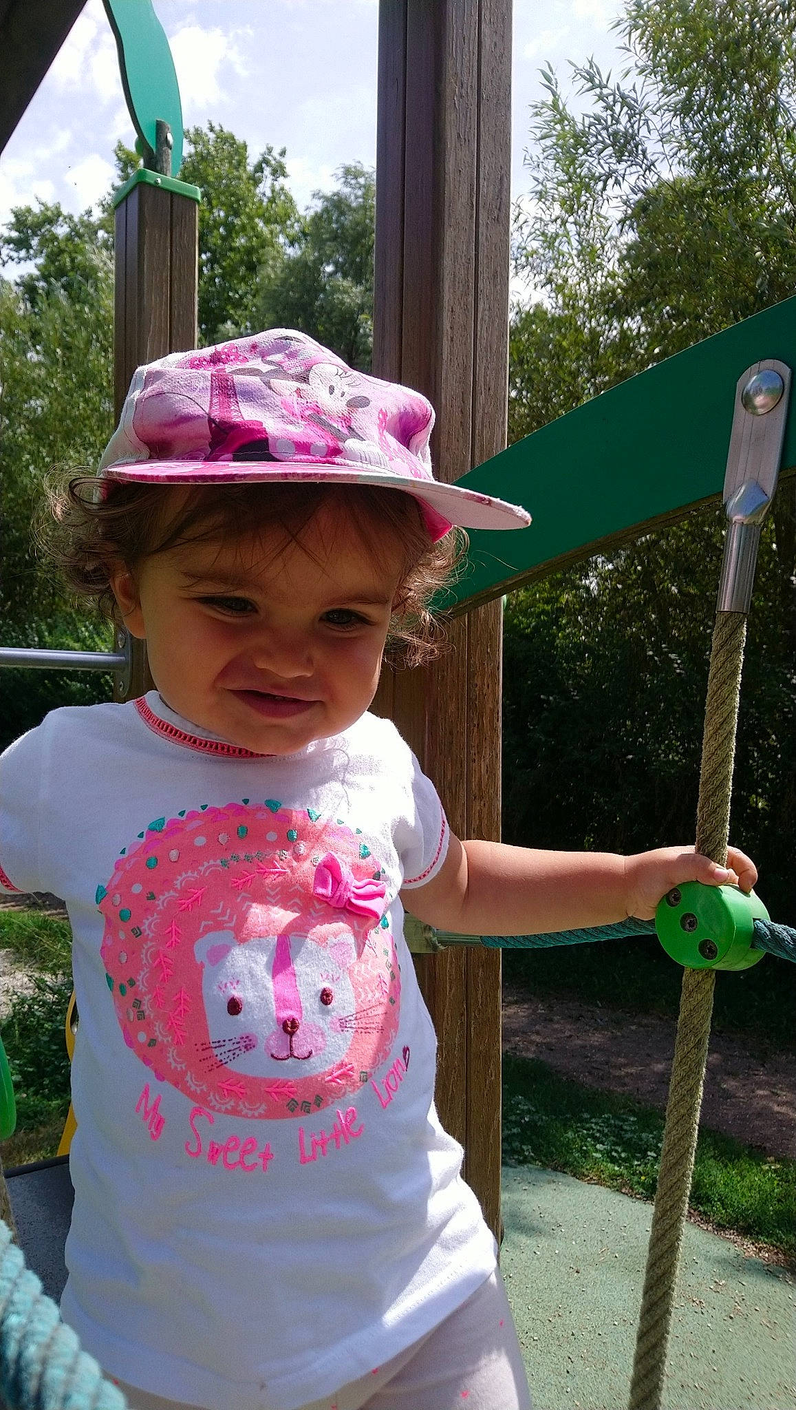 Gabriela participe au concours pour gagner de l'argent avec cette photo : baby_toddler_clothing, child, headgear, headwear, joy, person, pink, play, sun_hat, toddler, yard