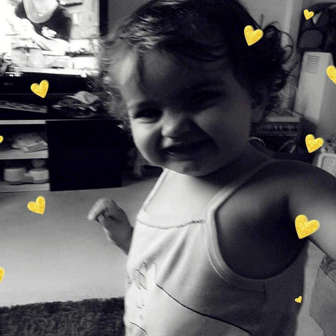 Gabriela participe au concours pour gagner de l'argent avec cette photo : black, black_and_white, black_hair, child, fun, games, photography, smile, snapshot, space, toddler, yellow