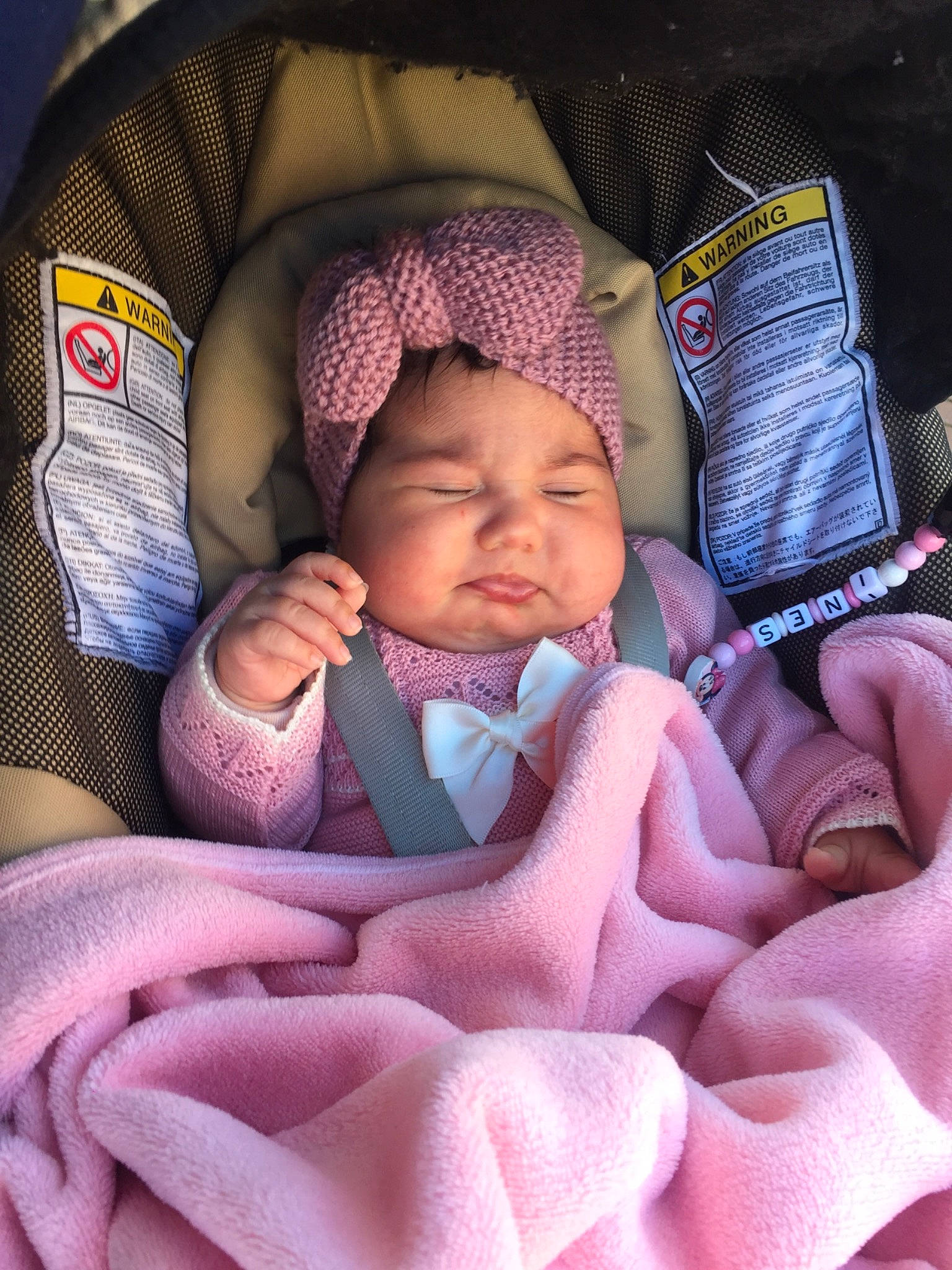 Inès a rejoint le concours — aidez-le/la à gagner de superbes lots ! baby, baby_in_car_seat, baby_products, birth, car_seat, child, comfort, person, pink, sleep, toddler