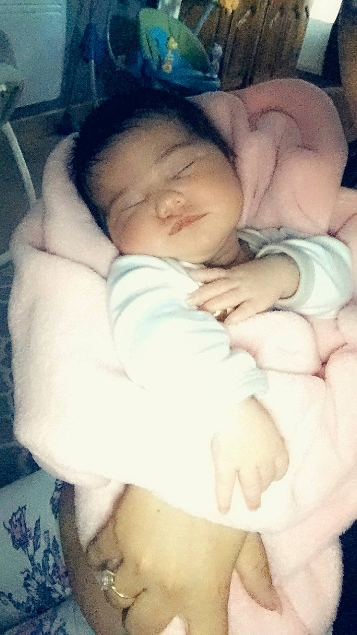 Inès participe au concours pour gagner de l'argent avec cette photo : baby, bedtime, birth, cheek, child, childbirth, mouth, nap, nose, person, skin, sleep, toddler