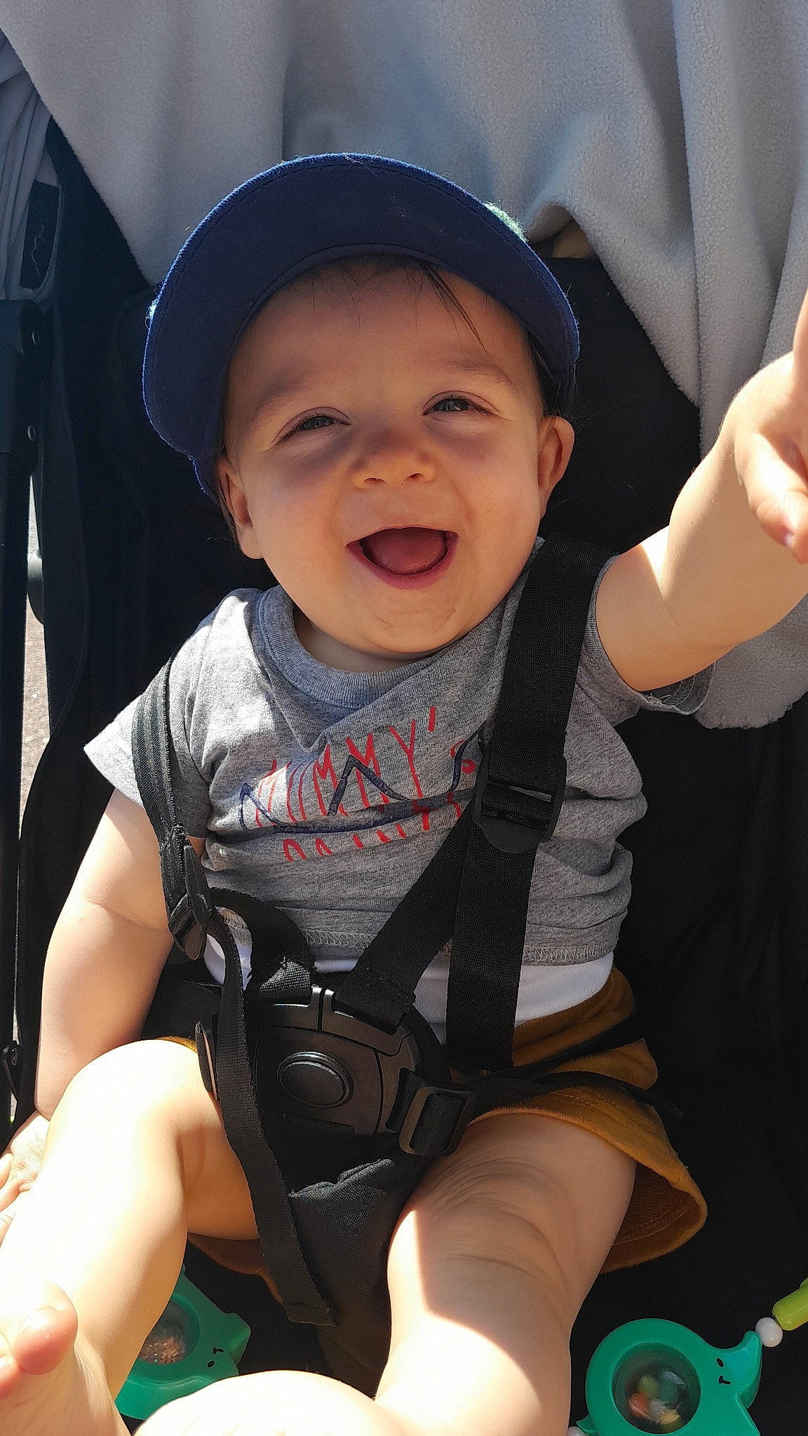 Kenzio a rejoint le concours — aidez-le/la à gagner de superbes lots ! arm, baby, baby_toddler_clothing, cap, child, cool, finger, fun, gesture, happy, hat, headwear, human, leg, mammal, people, person, skin, smile, thigh