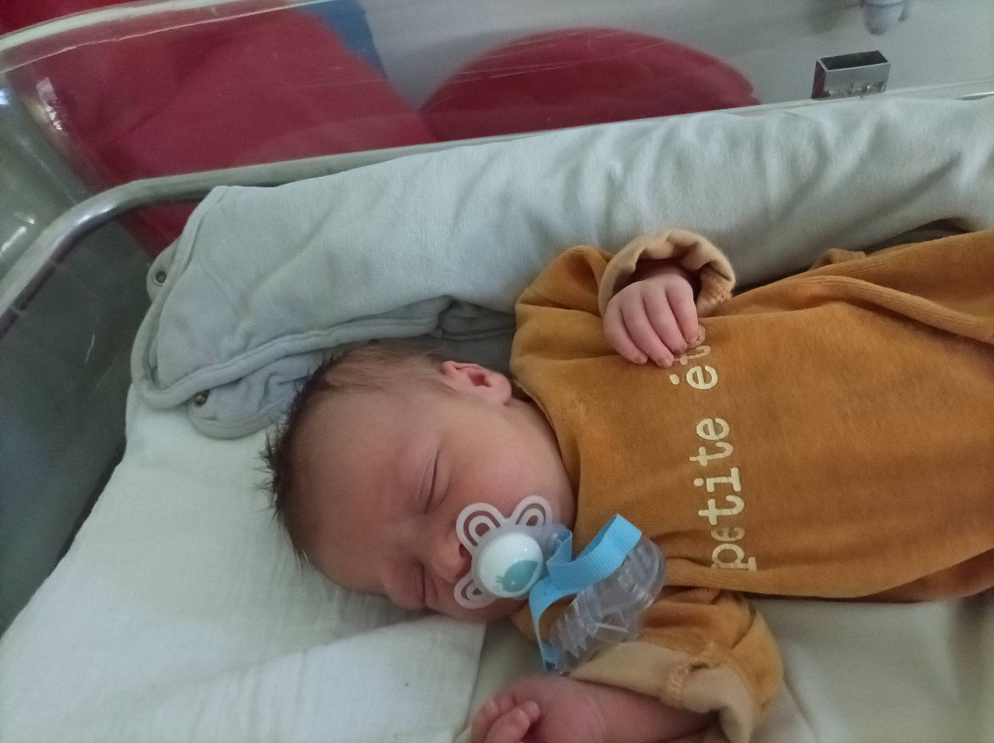 Kenzio a rejoint le concours — aidez-le/la à gagner de superbes lots ! baby, baby_products, baby_sleeping, baby_toddler_clothing, bedtime, child, comfort, finger, hand, infant_bed, linens, nail, nap, person, product, room, skin, sleep, thumb, toddler