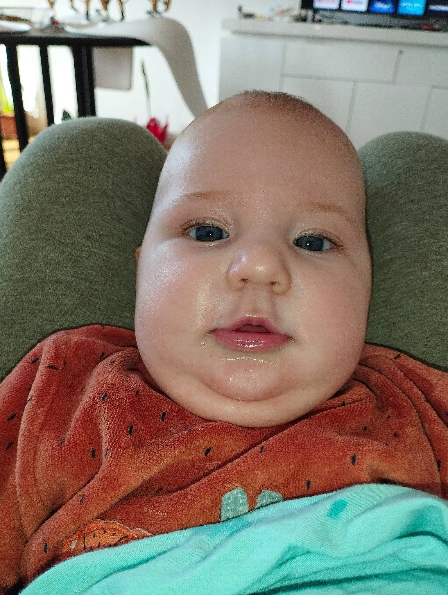 Kelly a rejoint le concours — aidez-le/la à gagner de superbes lots ! baby, baby_toddler_clothing, blue, cheek, chin, comfort, eye, eyebrow, eyelash, happy, head, iris, lip, mouth, neck, nose, person, skin, sleeve, smile