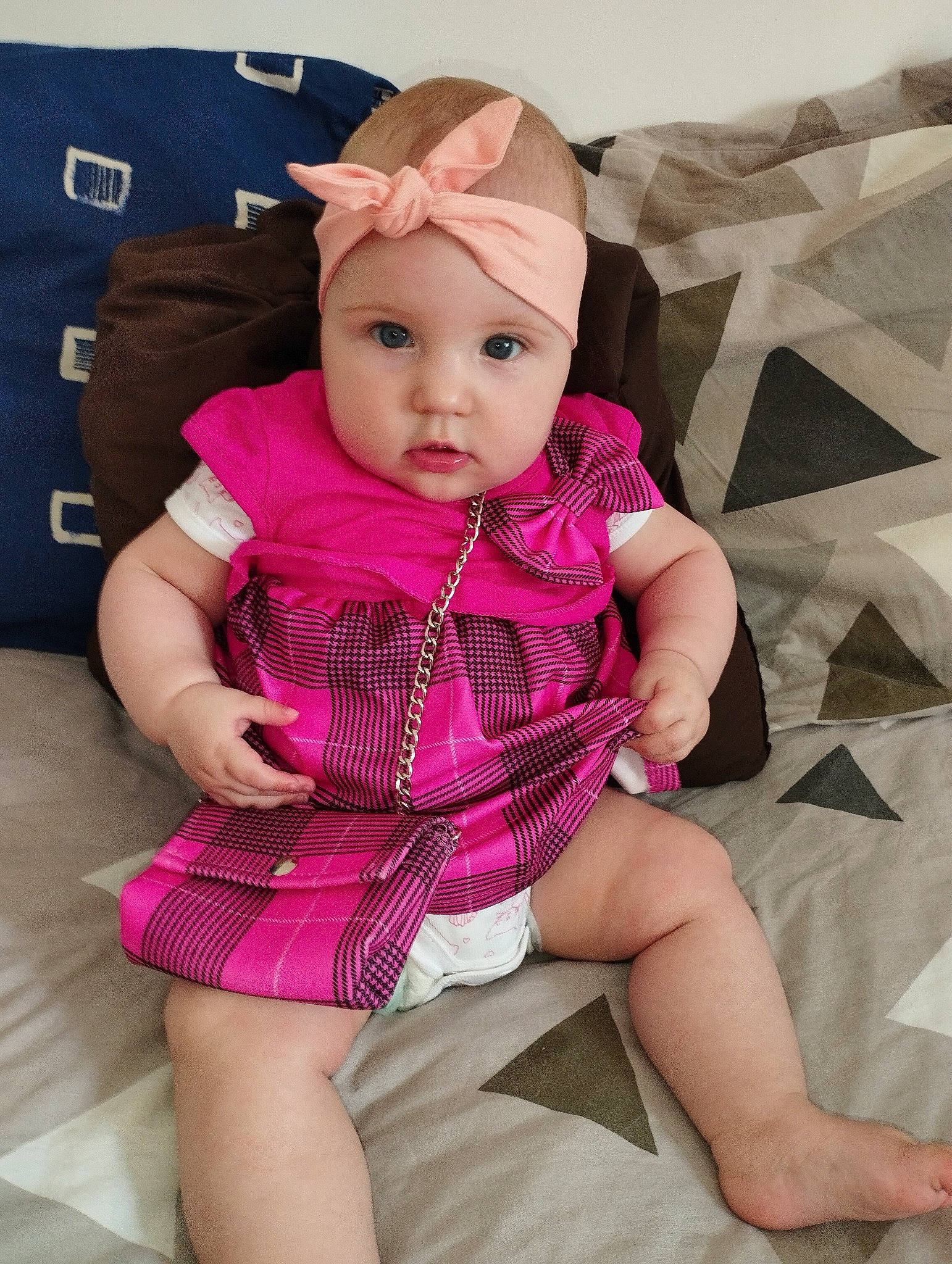 Kelly participe au concours pour gagner de l'argent avec cette photo : arm, baby_toddler_clothing, cheek, comfort, dress, eye, finger, hand, headwear, human_body, iris, joint, lip, neck, person, pink, product, purple, skin, sleeve