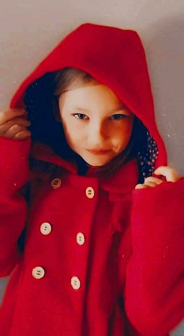 Lucie participe au concours pour gagner de l'argent avec cette photo : cap, collar, cool, dress, eye, face, facial_expression, fashion, happy, headgear, human_body, jacket, lip, magenta, neck, outerwear, person, pink, skin, sleeve