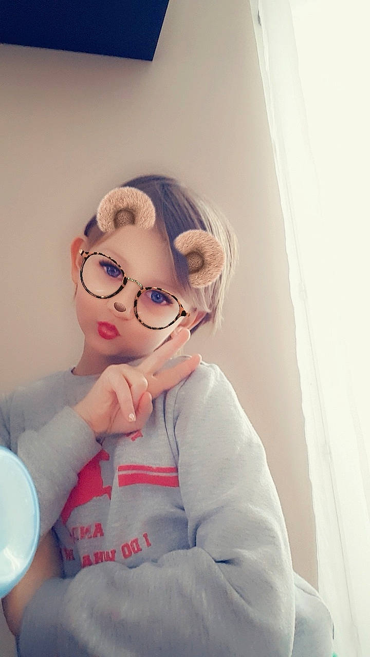 Lucie participe au concours pour gagner de l'argent avec cette photo : arm, audio_equipment, bangs, black_hair, curtain, eyelash, eyewear, fun, gesture, glasses, happy, headgear, jaw, neck, person, personal_protective_equipment, room, selfie, sitting, sleeve