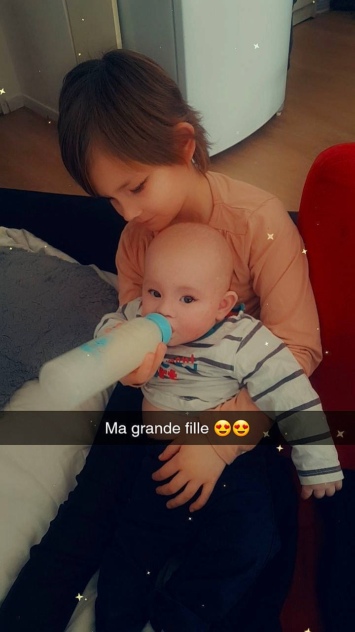 Lucie a rejoint le concours — aidez-le/la à gagner de superbes lots ! abdomen, arm, baby, baby_toddler_clothing, cheek, comfort, finger, fun, gesture, hand, happy, human_body, interaction, joint, nail, person, sleeve, thigh, thumb, toddler