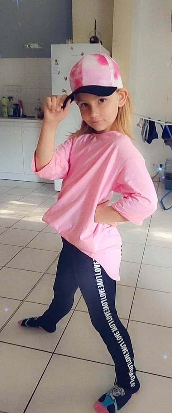 Lucie participe au concours pour gagner de l'argent avec cette photo : baby_toddler_clothing, baseball_cap, cap, cool, eyewear, headwear, human_leg, joint, lip, magenta, neck, outerwear, person, personal_protective_equipment, pink, sleeve, sportswear, t_shirt, thigh, toddler