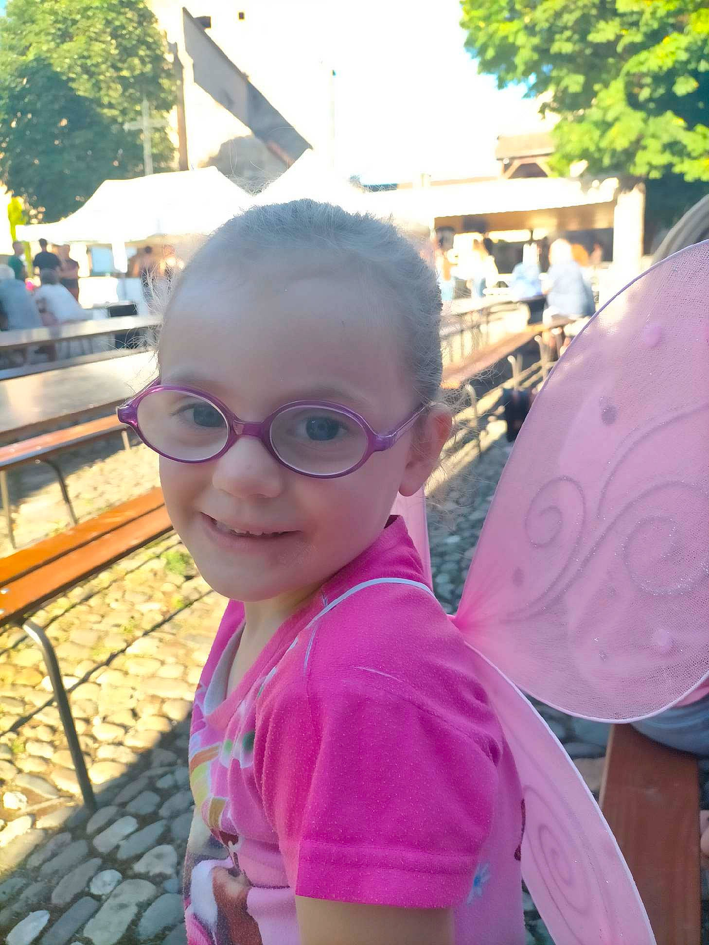 Emma a rejoint le concours — aidez-le/la à gagner de superbes lots ! child, eyewear, fun, grass, hairstyle, happy, insect, leaf, leisure, magenta, person, personal_protective_equipment, pink, pollinator, public_space, recreation, smile, sunglasses, toddler, travel