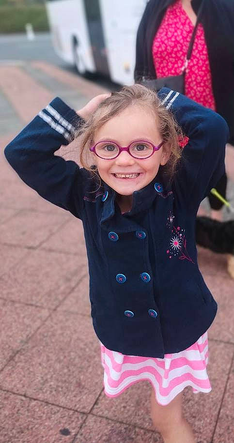 Emma participe au concours pour gagner de l'argent avec cette photo : baby_toddler_clothing, city, cool, electric_blue, eyewear, face, fun, glasses, grass, hair, happy, joy, leisure, person, pink, recreation, skin, sleeve, smile, standing