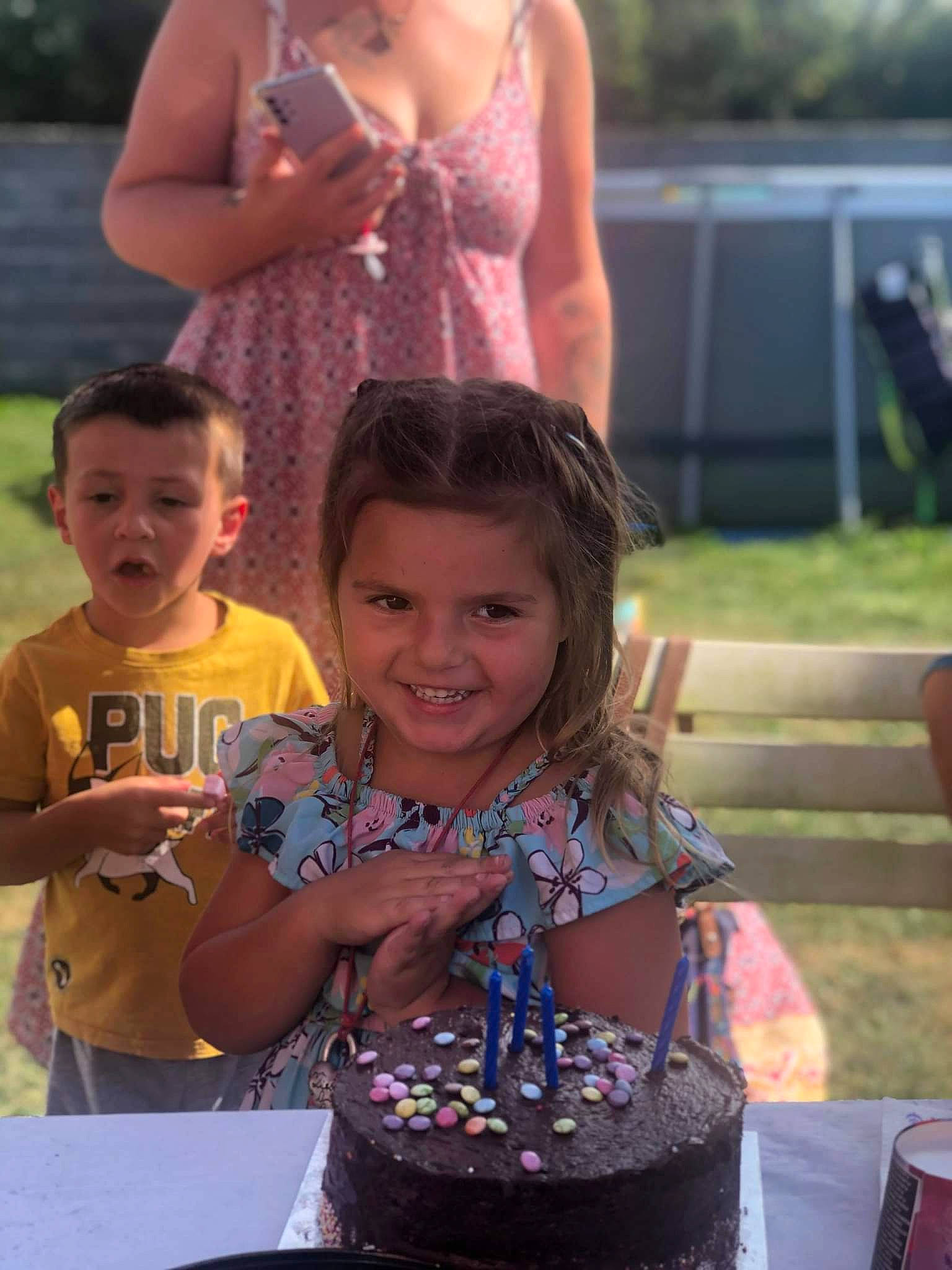 Mia participe au concours pour gagner de l'argent avec cette photo : arm, child, crowd, event, facial_expression, fun, gesture, grass, hairstyle, happy, joy, leisure, people, person, photograph, recreation, smile, snapshot, summer, toddler